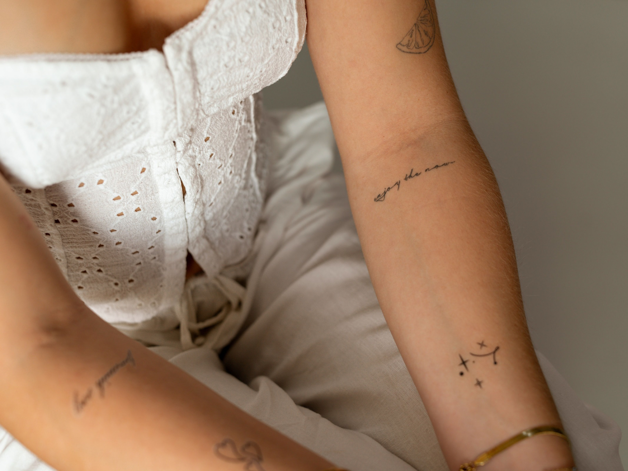 Fineline-tatovering: alt om denne subtile tattoostilen og hvordan du prøver den ut