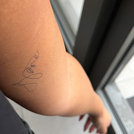 Tijdelijke tattoo gezicht fineline