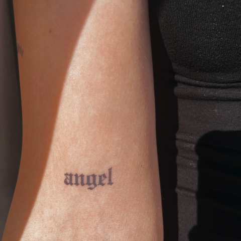 Midletidig tatovering engel
