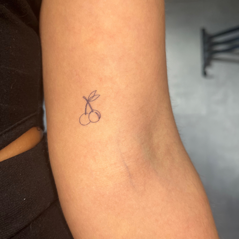Midletidig tatovering kirsebær